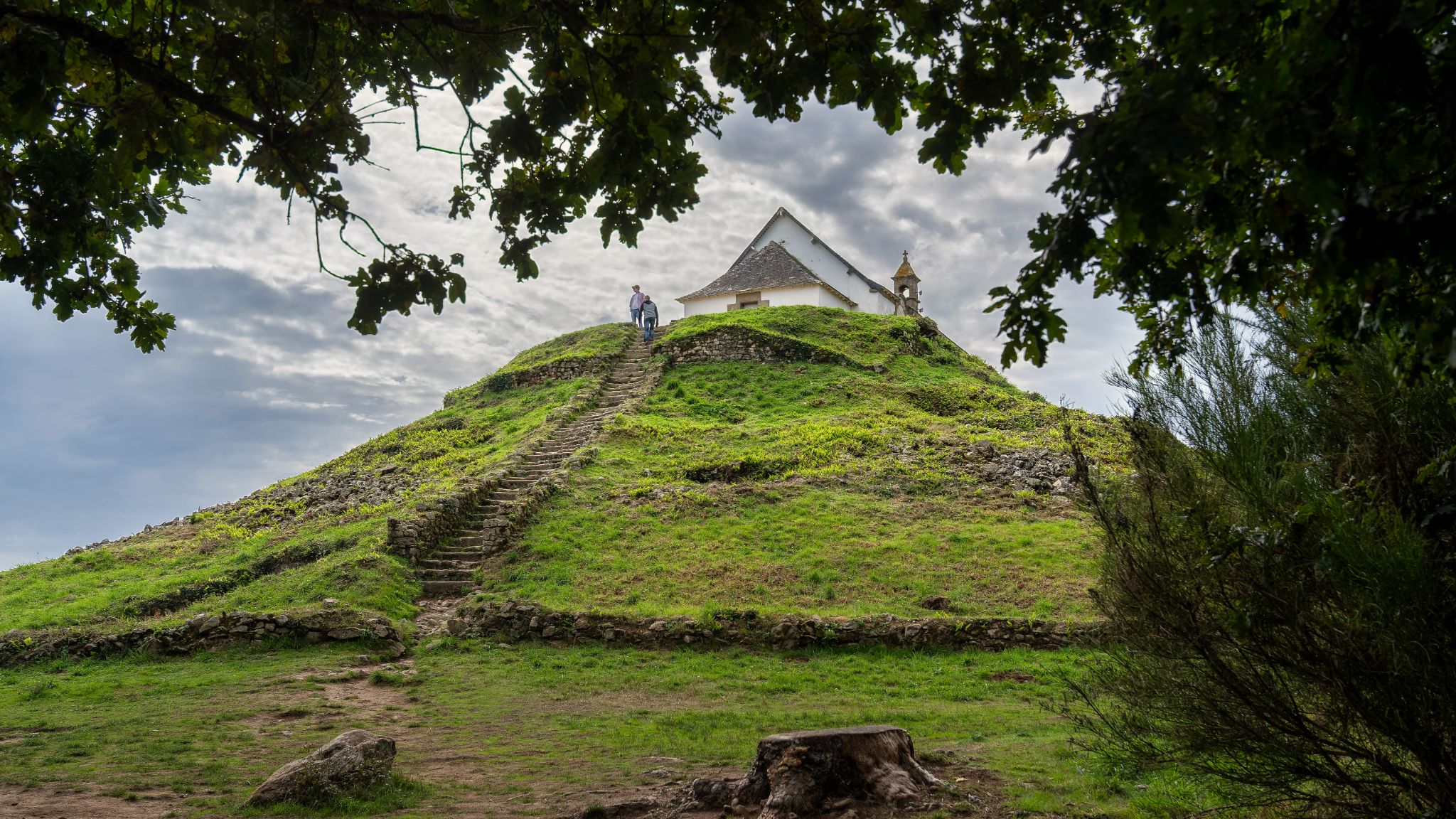 Der Tumulus St. Michel aus dem 5. Jh. v. Chr. ist Europas größter Grabhügel, 125 m lang, 12 m hoch, mit Kapelle auf dem Gipfel.